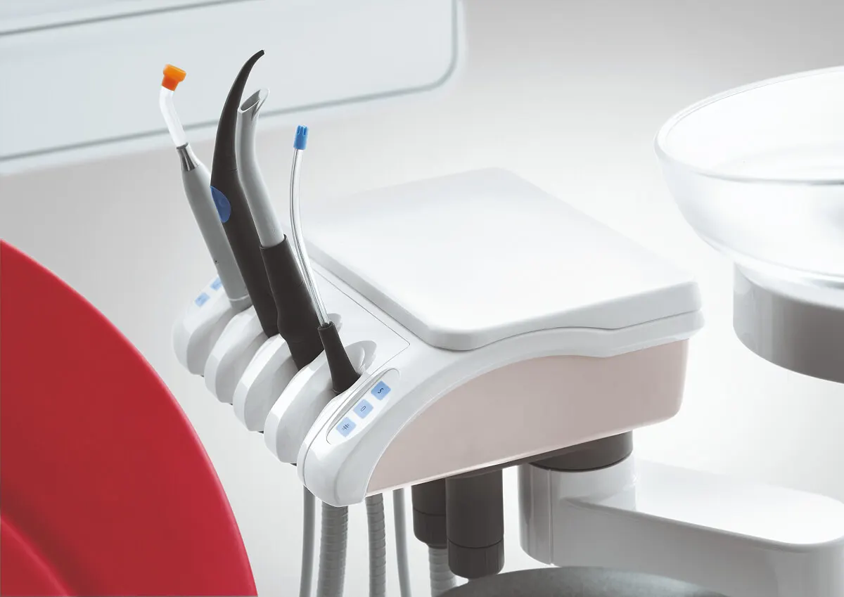 Dentsply Sirona Sinius: Sinius TS z rękawami od dołu na stoliku wiszącym